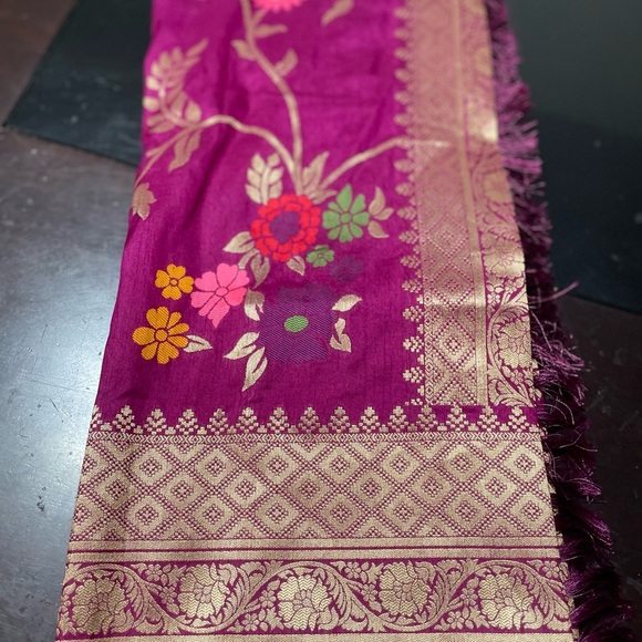 Vibrant purplish ready to wear saree  Blouse with Gold Accents - Picture 4 of 9